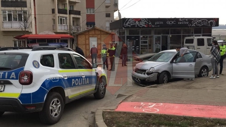 Accident rutier în zona CUG din Iași! Au fost implicate două autoturisme şi o persoană a fost rănită - FOTO/EXCLUSIV