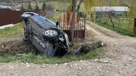 Accident rutier cu o victimă la Hlincea. Un autoturism s-a răsturnat într-un şanţ EXCLUSIV/FOTO