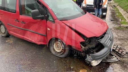 Accident rutier la Schitu Duca. Conducătorul unui autoturism a intrat într-un cap de pod - EXCLUSIV, FOTO, VIDEO
