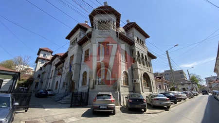 Este una dintre cele mai frumoase și impunătoare case din zona-centru a orașului Iași! Un medic faimos a fost proprietar! Infractorii sunt principalii vizitatori - GALERIE FOTO (Exclusiv)