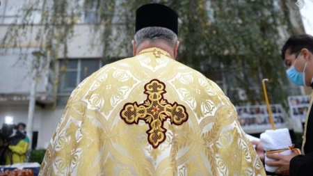 Preotul din Teleorman care a fost prins în momentul în care întreţinea relaţii intime cu un minor, reținut pentru 24 de ore