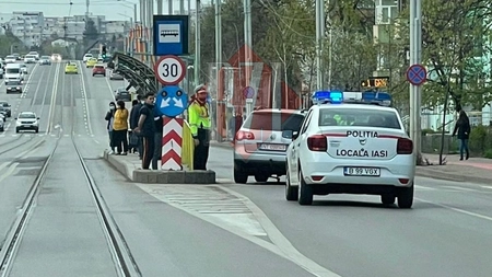 Accident În Podu Roș. Un autoturism a izbit refugiul de pietoni din stația de tramvai - Foto