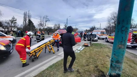 Accident cu şapte victime, la ieșirea din Alexandria. Intervin echipaje ISU şi ambulanţe