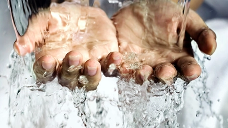 Semnificație: 3 vise care prevestesc vești bune. Spălatul e unul din ele