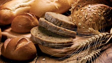 Câte calorii are o felie de pâine albă, neagră, cu semințe sau prăjită. Ce recomandă nutriționiștii
