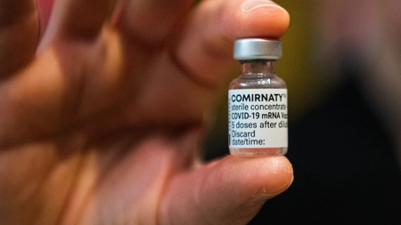 Confuzii în centrele de vaccinare Pfizer din cauza ambalajului dozelor. CNCAV explică: „Comirnaty este Pfizer”