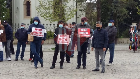 Funcționarii din Primăria Iași au protestat pe pietonal. Peste 100 de angajați au cerut aprobarea bugetului 2021-FOTO, VIDEO