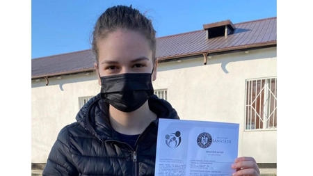 O tânără din Ilfov a venit să se vaccineze anti-Covid-19 la Iași: „Cel mai bun vaccin este cel din brațul tău”