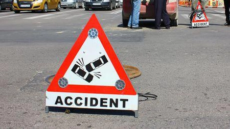 Accident rutier la Roman. Şoferul unui autoturism, grav rănit după ce a fost proiectat prin parbriz. Un echipaj medical din Iași l-a preluat - EXCLUSIV