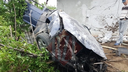 Accident rutier grav la Iași. A intrat din plin cu maşina într-o casă! - EXCLUSIV FOTO