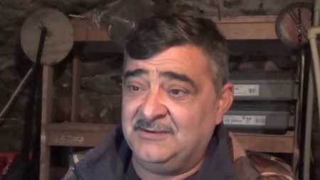 Un fermier din Caraș Severin se laudă că găinile lui fac ouă deja colorate