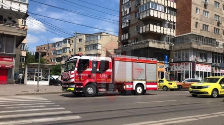 Incendiu la un apartament din municipiul Iaşi. Un bărbat a decedat. Trei echipaje de pompieri intervin de urgenţă - EXCLUSIV, FOTO, UPDATE, VIDEO
