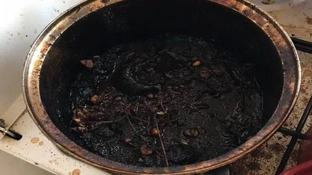 Gătitul poate ucide! O femeie a fost resuscitată de echipajul medical după ce a inhalat fum de la mâncarea care se ardea pe aragaz