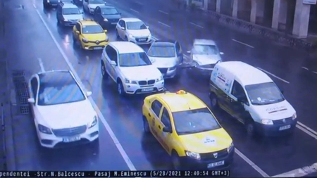 Momentul accidentului rutier în care 4 maşini au fost implicate pe Bulevardul Independenţei - EXCLUSIV, FOTO, VIDEO