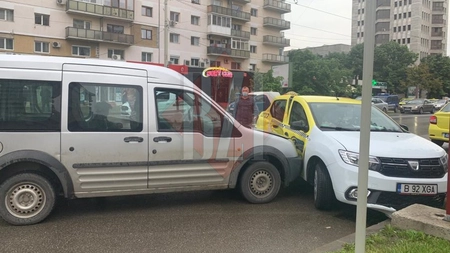 Accident rutier pe Anastasie Panu. Un autoturism echipat Taxi a fost avariat - EXCLUSIV, FOTO
