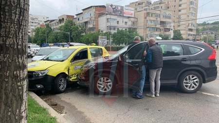 Accident rutier la Iaşi. Două autoturisme, dintre care un Taxi, au fost implicate - EXCLUSIV, FOTO, UPDATE