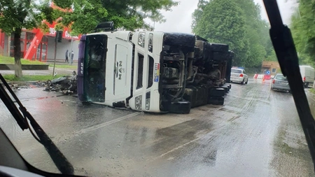 Accident rutier în Pașcani! Un TIR s-a răsturnat