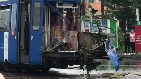 Accident rutier grav în Baza 3 din Iași! Un tramvai a rămas fără cabină - EXCLUSIV/FOTO, LIVE VIDEO, UPDATE