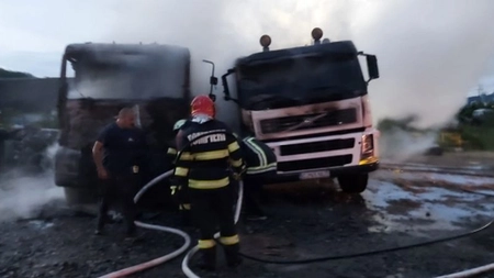 Două autospeciale de stingere au luat foc într-o parcare din Cluj. Au intervenit de urgenţă pompierii - VIDEO