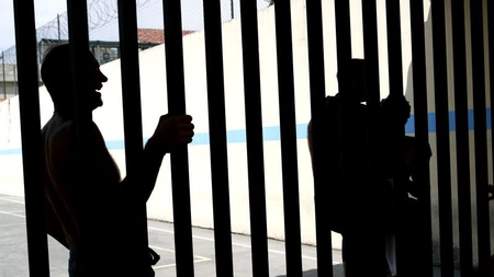Un deținut din Constanța acuzat de 21 de infracțiuni de evadare mergea la hoteluri, prostituate și fitness