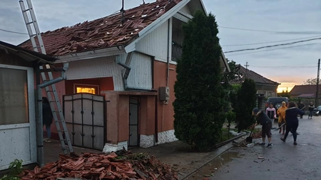 Tornadă într-o localitate din Bihor. Furtuna a smuls tone de țiglă de pe case - FOTO, VIDEO