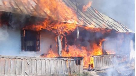 Incendiu în localitatea ieşeană Moțca. Pompierii intervin după ce un fânar a fost cuprins de flăcări