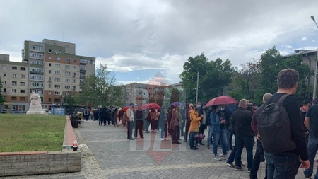 Maratonul de vaccinare de la UMF Iași a început astăzi. Persoanele au format rând de zeci de metri pentru a se imuniza - GALERIE FOTO, VIDEO, UPDATE