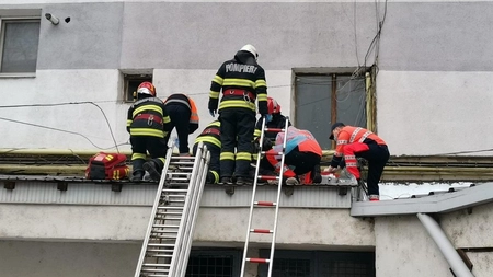 O adolescentă de 15 ani, din Alba Iulia, s-a aruncat de la etaj. Ce spun autoritățile
