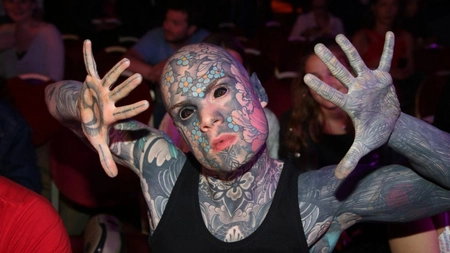 Un profesor din Franţa cu tatuaje pe tot corpul nu mai este lăsat să predea. Părinţii unui copil l-au reclamat autorităţilor