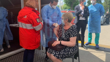 Vaccinarea la centrul drive thru de la Palatul Culturii din Iaşi a început - FOTO, VIDEO