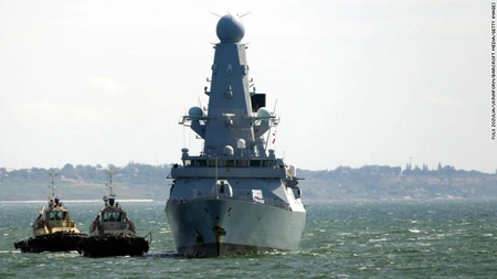 Noaptea minţii! Rusia susţine că a tras focuri de avertisment asupra navei britanice! Britanicii neagă că a existat un conflict