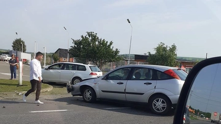 Accident rutier în Podu Iloaiei din Iași! A vrut să intre într-un peco deși era linie continuă - FOTO/EXCLUSIV