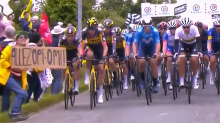 Cel mai mare carambol din lume. O femeie care urmărea Turul Franţei a reuşit să rănească zeci de ciclişti - FOTO/VIDEO