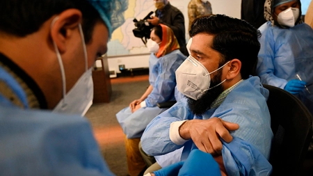 Pakistan a ales să taie serviciile de telefonie mobilă pentru cei care refuză vaccinarea împotriva COVID-19