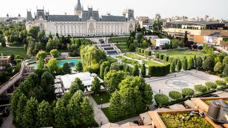 Creațiile a <em class='ep-highlight'>peste</em> 30 de designeri români pot fi admirate pe catwalk-ul din parcul Palas, la Romanian Fashion Week