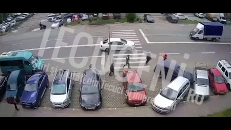 Accident rutier grav în Tecuci! Imagini incredibile cu două persoane care au fost spulberate de pe trecerea de pietoni de un teribilist - VIDEO