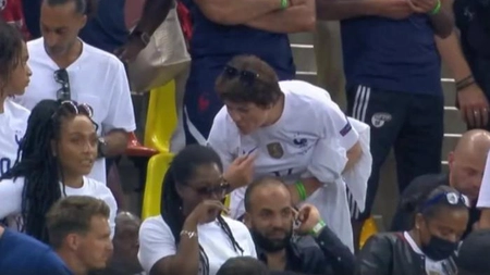 Mama unui fotbalist din naționala Franței s-a certat cu toate rudele jucatorilor în tribuna de pe Național Arena - FOTO, VIDEO