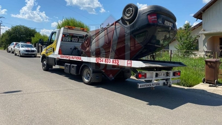 Accident rutier în Miroslava. Un autoturism s-a răsturnat şi a ieşit de pe partea carosabilă - FOTO