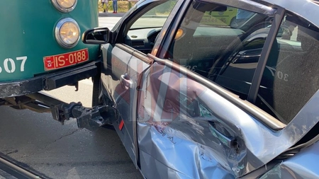 Accident rutier în Nicolina. Un autoturism a intrat în coliziune cu un tramvai - EXCLUSIV, FOTO, UPDATE