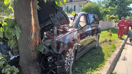 Accident în zona Bucium din Iași! A intrat cu mașina într-un stâlp - FOTO, UPDATE