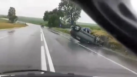 Accident rutier în zona Trei Iazuri din Iași! O mașină s-a răsturnat - FOTO, VIDEO, EXCLUSIV