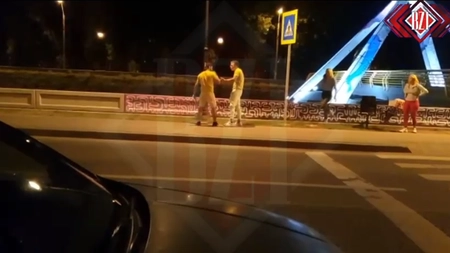 Atenţie! Imagini surprinse live! Bătaie ca pe maidan în centrul Iaşului. Şi-au împărţit pumni în mijlocul străzii până au fost despărţiţi de poliţişti - EXCLUSIV/ FOTO/ VIDEO