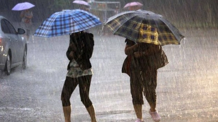Cod galben! Meteorologii anunță perioade cu instabilitate atmosferică accentuată, ce se va manifesta prin ploi torențiale în aproape toată țara