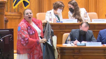 Diana Șoșoacă, senator de Iași, s-ar fi vaccinat împotriva COVID-19! Iată posibila dovada - FOTO
