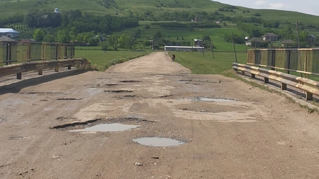 Blestem pentru mii de ieșeni. Cel mai prost drum din județul Iași rămâne încă o vară plin de cratere uriașe. Un contract de 3 milioane de euro a fost blocat după intervenții la cel mai înalt nivel - FOTO, DOCUMENT