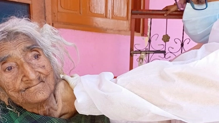 Cea mai bătrână persoană din lume s-a vaccinat anti-COVID. Femeia are 124 de ani