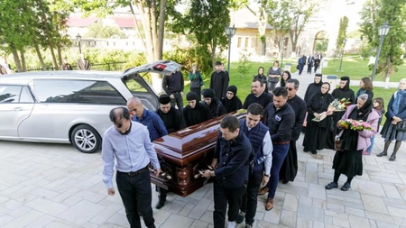 Maica Siluana Vlad a fost înmormântată la Mănăstirea Frumoasa din Iași. IPS Teofan: „Pe mulți i-a odihnit, acum să se odihnească ea în liniștea Împărăției Preasfintei Treimi!” - FOTO