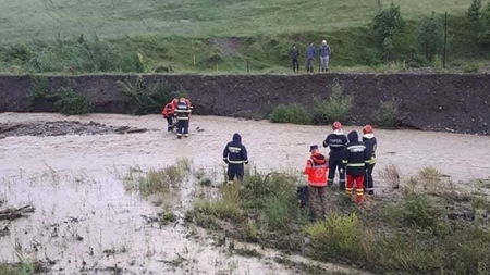 Inundațiile au făcut prăpăd în estul țării: Case izolate și drumuri închise