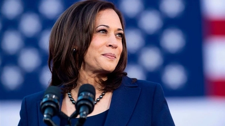 Aeronava în care se afla vicepreşedintele SUA, Kamala Harris, obligată să revină la sol din cauza unei defecţiuni