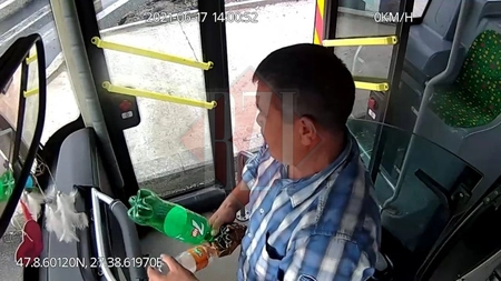 Imaginile cu şoferul CTP Iaşi în timp ce urca cu PET-ul de bere în cabină! Ce făcea bărbatul înainte de a lovi adolescenta pe trecerea de pietoni - EXCLUSIV, VIDEO
